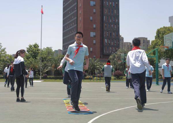 体育课|在这所上海初中，体育老师当班主任是传统：学生家长都点赞