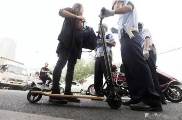 独轮车,平衡车等器械不属于电动自行车,不得在道路上行驶