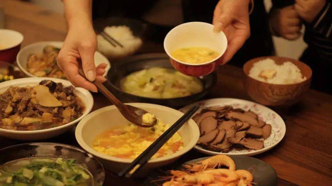 "和朋友吃饭时我把公筷说成了public chopsticks,一桌