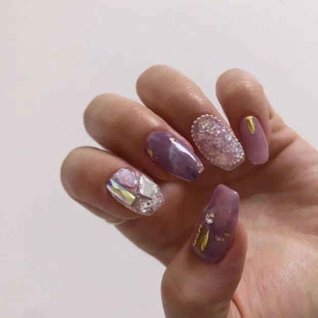 款式|每刻美丨两大流行款式的秋季美甲新鲜直达