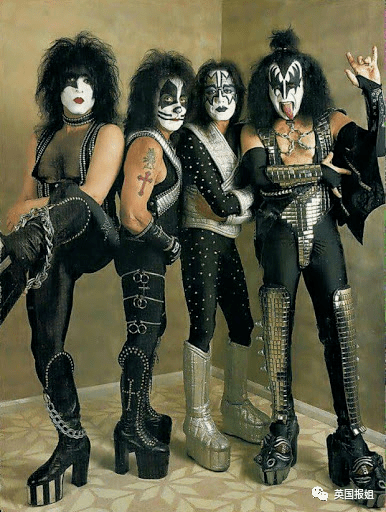 硬汉老爸爱上高跟鞋配短裙？长腿翘臀画风太妖娆