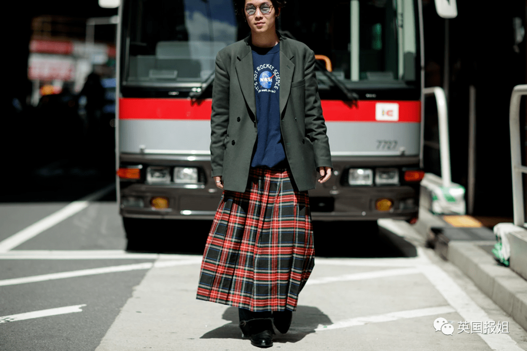 硬汉老爸爱上高跟鞋配短裙？长腿翘臀画风太妖娆