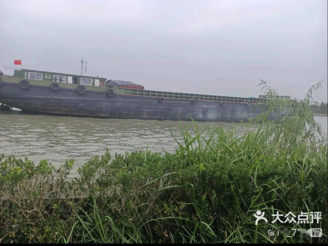 据说和黄浦江几乎零距离风景还不错哦~你愿意去石湖荡火车站转一转吗?