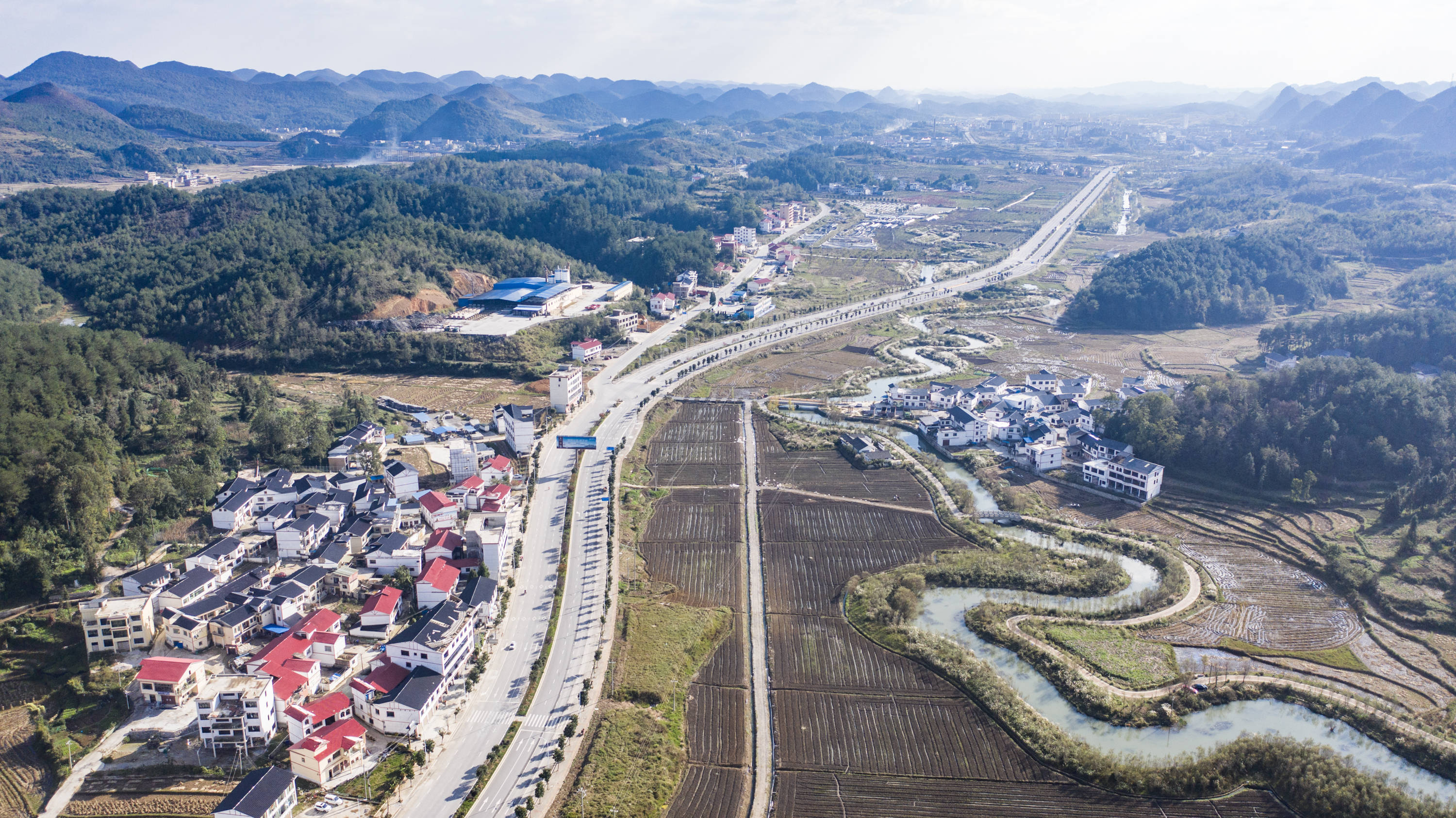 这是10月21日拍摄的贵州长顺县广顺镇四寨村的农村公路(无人机照片.