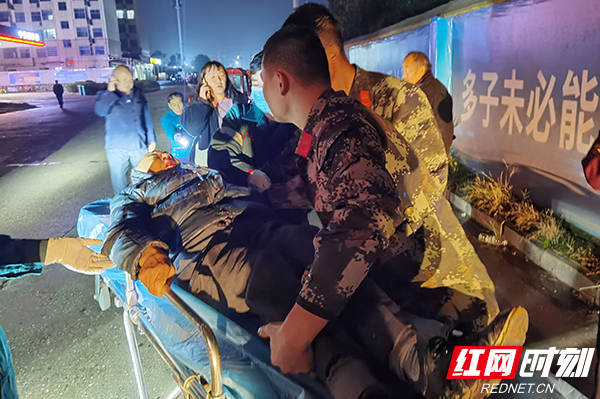 伤者|武警益阳支队：老人夜行被撞倒 官兵及时伸援手