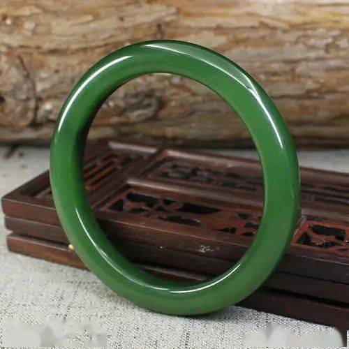 翡翠|九玉：这只玉镯不挑人，还能代代相传？为自己和家人聚集福气都靠它！