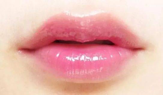 是一种|唇膜界的“唇纹小熨斗”！抹1次=10次润唇膏，抹出Q弹水嫩少女唇，是一种让男神心动的高级撩！