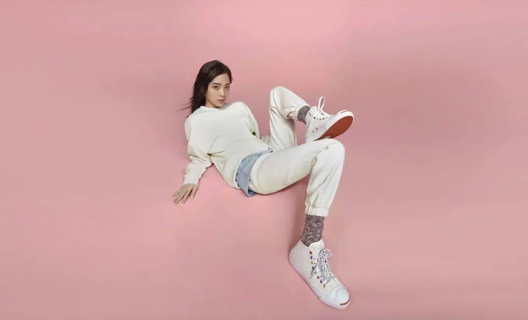 converse x 欧阳娜娜首款联名鞋甜蜜发售_匡威