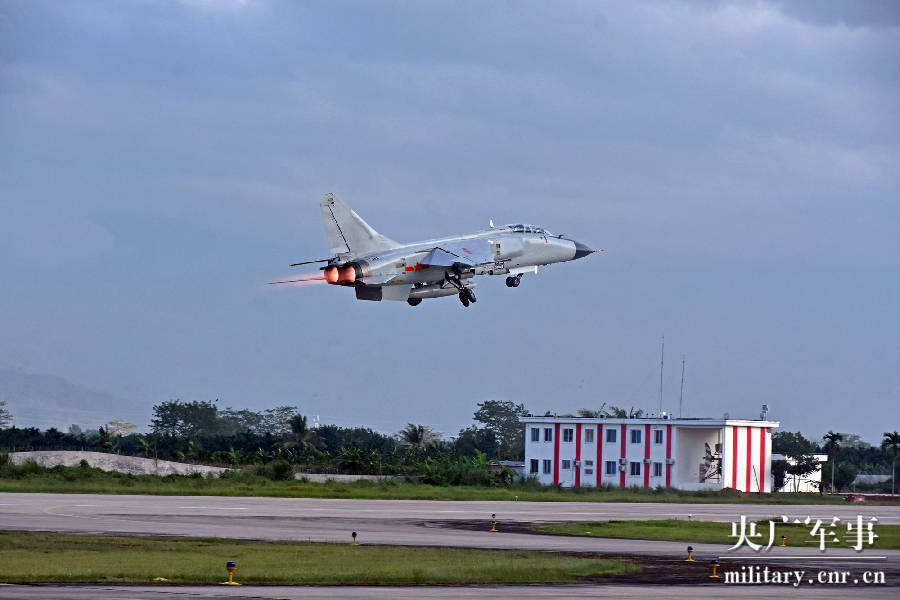 海军航空兵在南海海域组织大规模导弹实射！