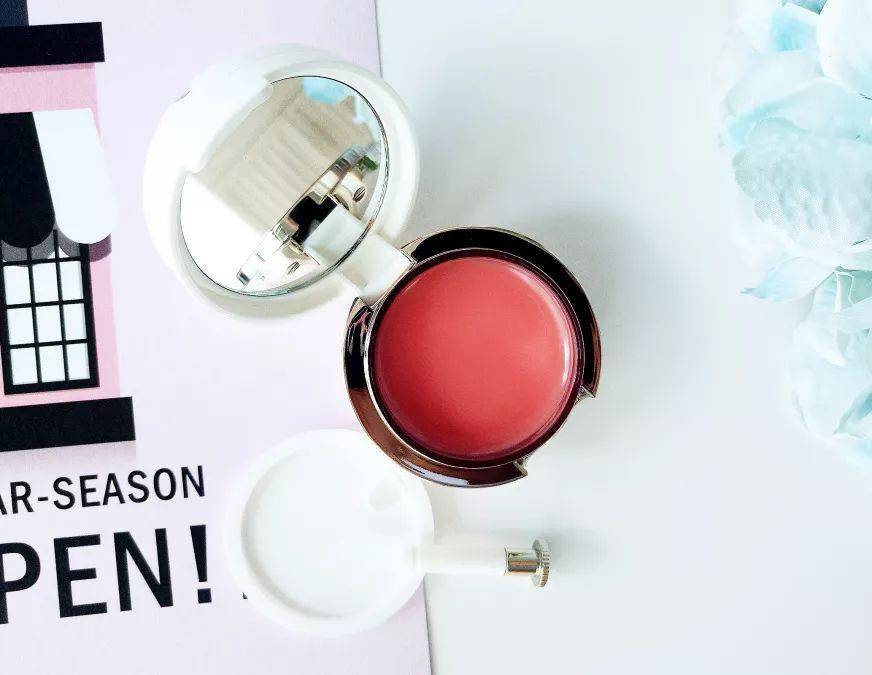 是一种|唇膜界的“唇纹小熨斗”！抹1次=10次润唇膏，抹出Q弹水嫩少女唇，是一种让男神心动的高级撩！