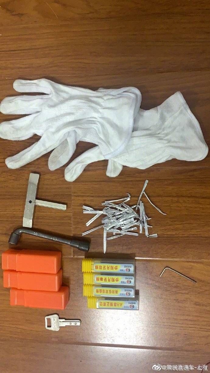 两男子入室盗窃金饰，警方火速破案