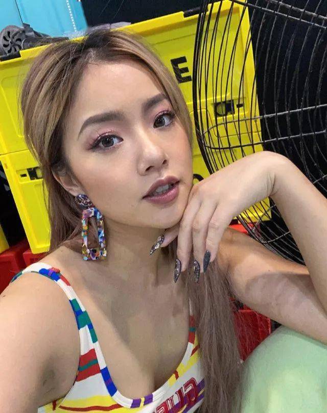 王菊把"死库水"直接穿外面,露出胯骨轴的样子,意外的抢镜