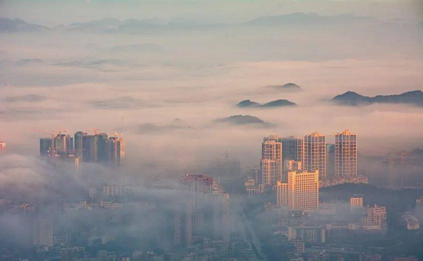 远眺新宁县城,大雾锁城,高楼若隐若现,人间仙境美轮美