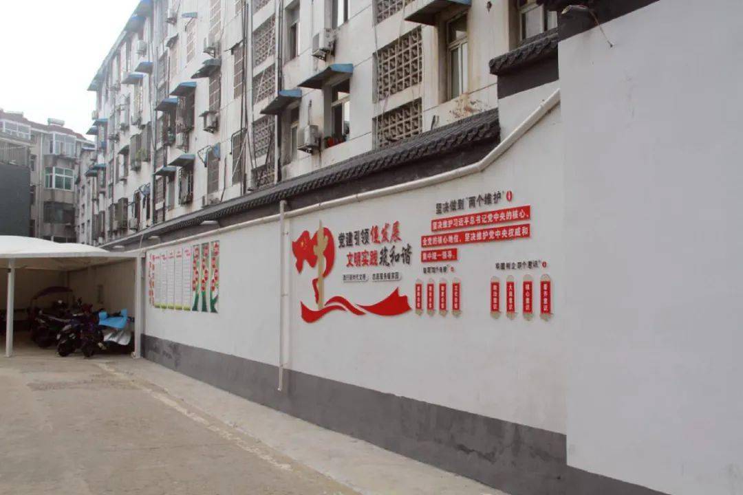 公共照明等举措,使小区达到无乱堆杂物,照明适用,安全整洁,无墙面起皮