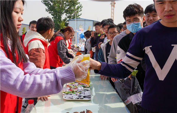 息县|河南交通职业技术学院请全校师生免费品尝“扶贫蜜薯”