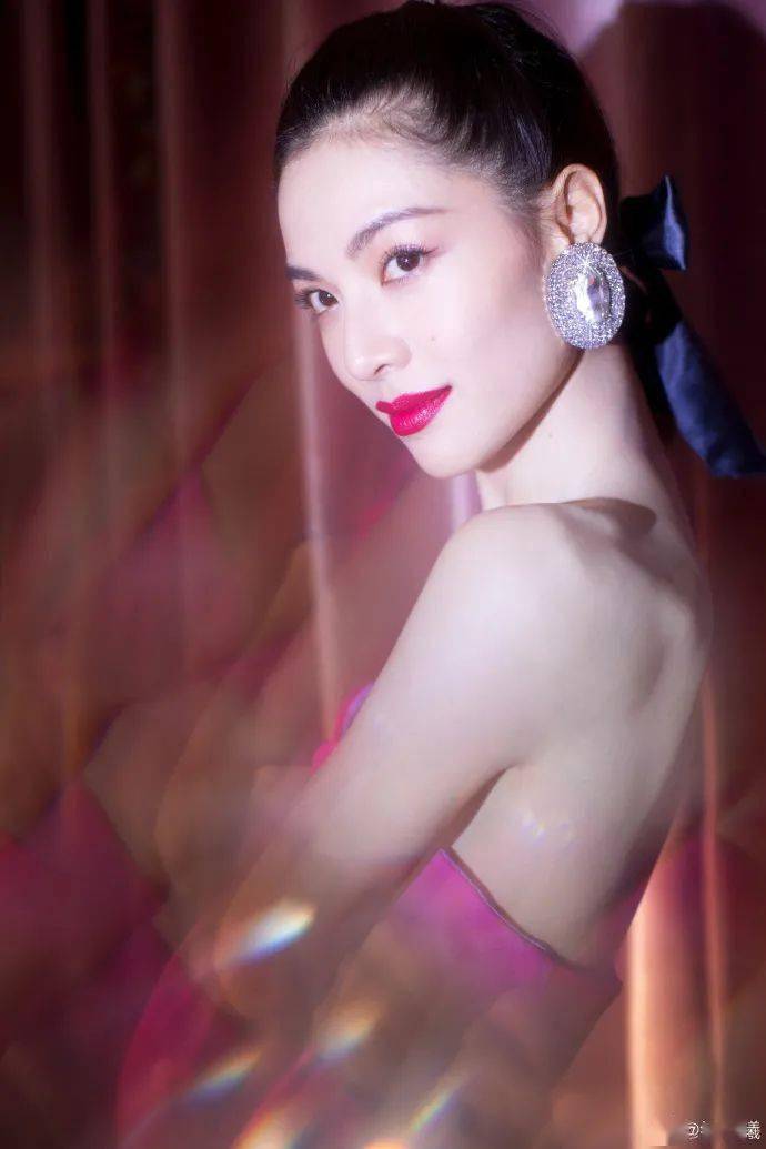 攻略|钟楚曦的美背“杀”到我了！攻略快安排一下！