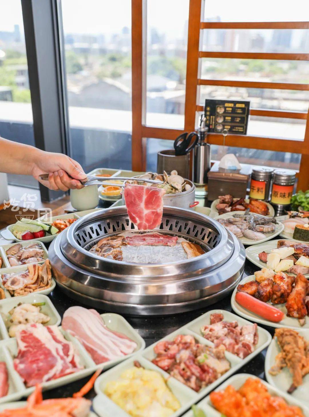 79元烤肉无限吃!东街口坐拥无敌窗景的自助餐厅,300 美食张嘴就回本!