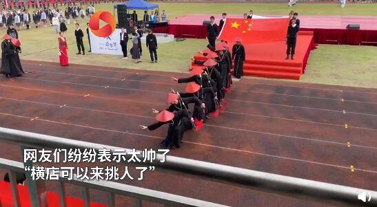 古装|学校运动会彩排现古装方阵 化身侠客惊艳全场