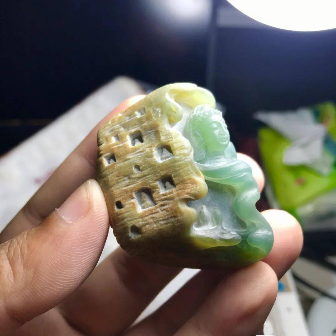 冰蓝底的大马坎翡翠原石,带皮设计石窟题材,看到起货效果我服了玉雕师