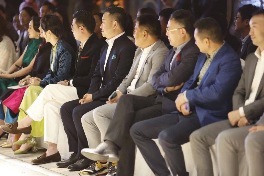 外滩|三江前浪推后浪！时尚浪潮在1844年开埠的老外滩，蜿蜒流转…