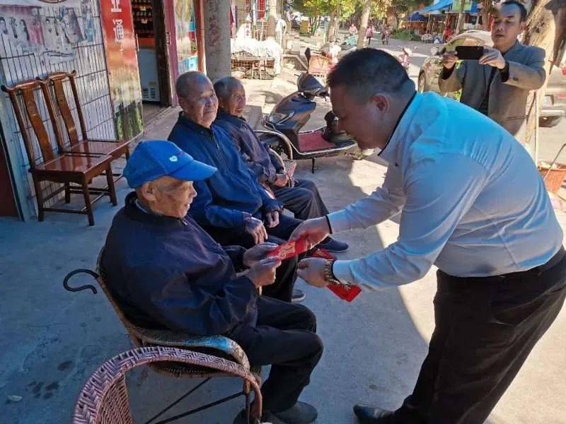 情系桑榆慰晚晴重阳关怀暖人心厦门中堡商会走访慰问全镇高龄老人