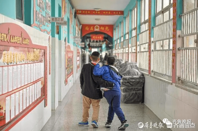 我请假不来学校时 小超会不习惯别人帮忙" 这种关心和帮助是互相的 小