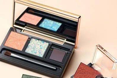 眼影|快速完妆零技巧，1分钟搞定眼影~！