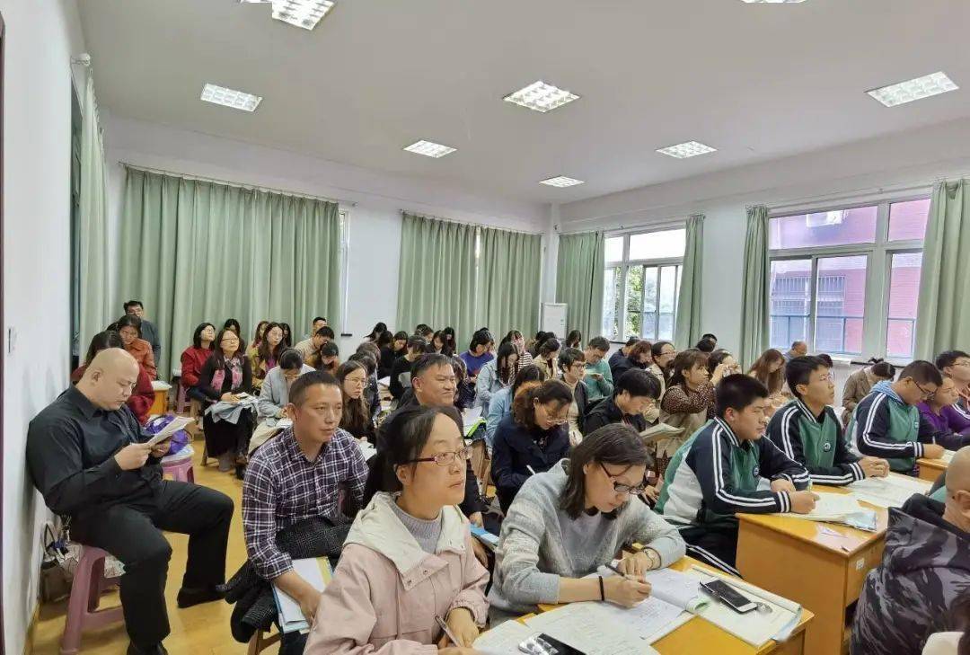 戚实中潘璠老师和戚墅堰高级中学姜达娣老师分别在高一2班与高一1班