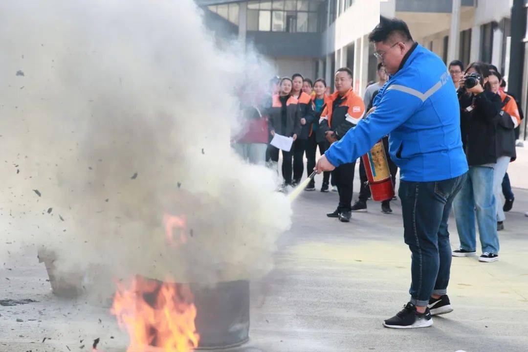 义乌邮政快递行业2020年度消防应急演练暨百车消防巡游活动启动