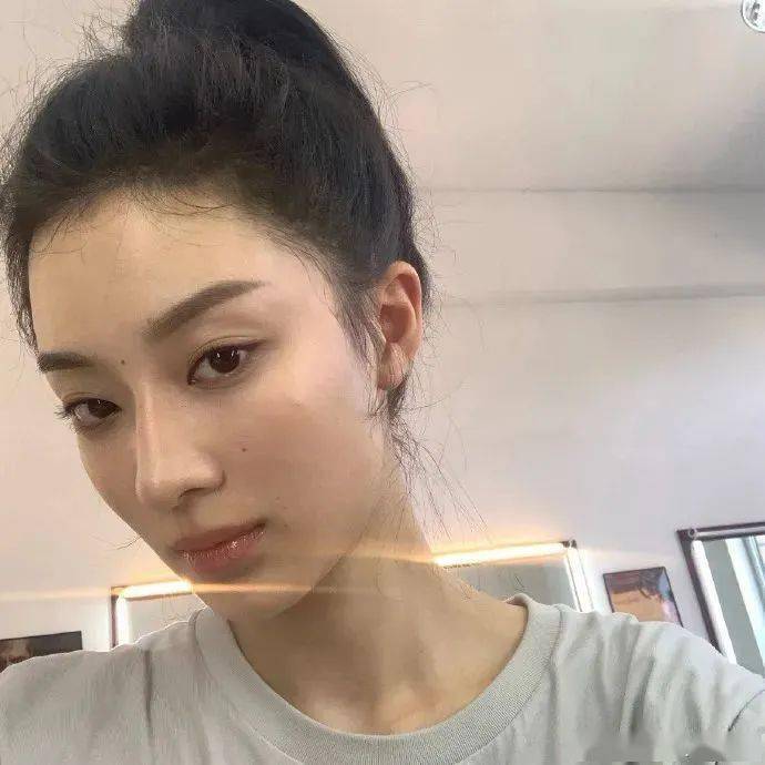 宋妍霏|孟美岐宋妍霏不费吹灰之力的港风妆，看着简单却这么高级？