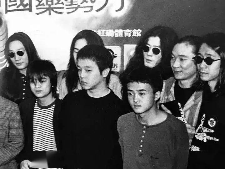 被改编的《一块红布》,已改变的时代偶像