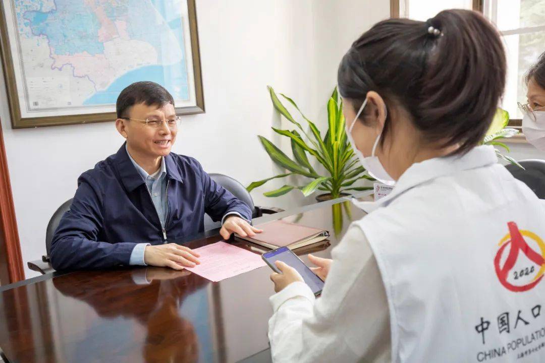 区领导参加人口普查登记