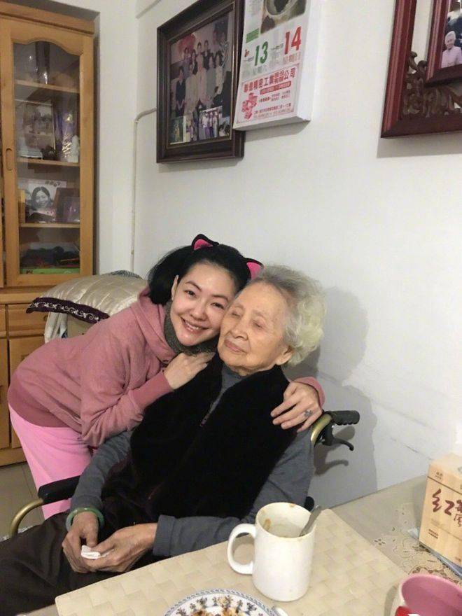爷爷|小S奶奶去世 享年98岁 晒爷爷奶奶合照祭奠