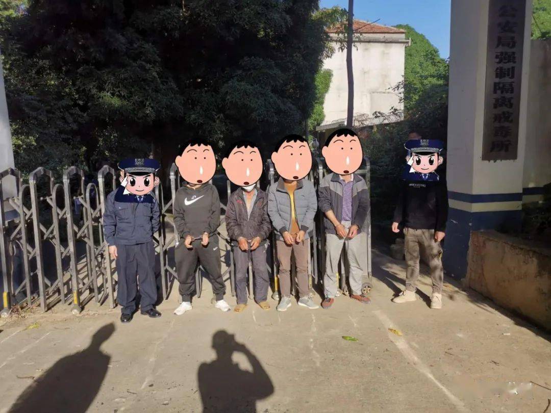 10月21日,民警在靖西市新靖镇某小区抓获吸毒人员2人,查获毒品可疑物1