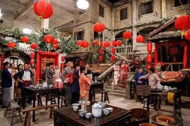 十月中旬的一天,七十二家大院内张灯结彩,热闹非凡:街坊们忙前忙后
