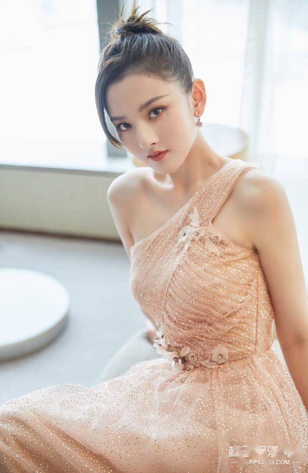 小鞠|她的化妆师该下岗了吧...