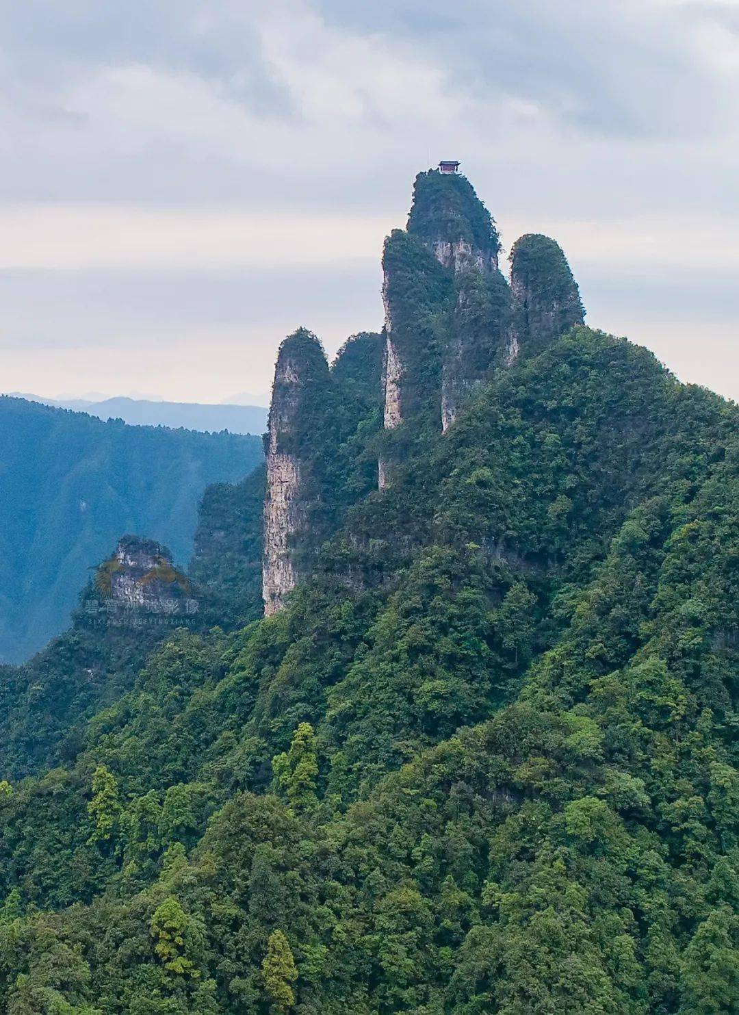 张家界五行山中,竟藏着一座绝壁巅峰的古庙!