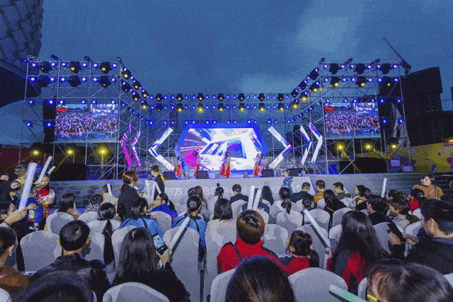 给你一场超级明星演唱会 让您在家门口 听一场星光璀璨的