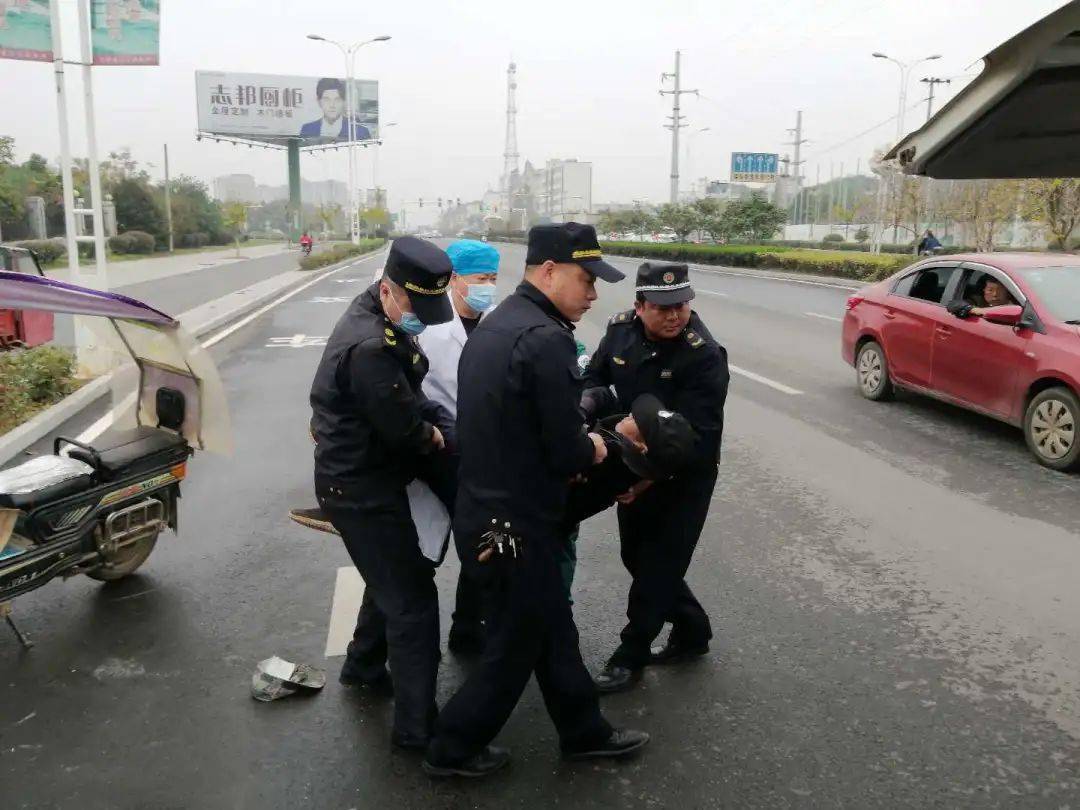 望江县医院附近时发生一起车祸,一电瓶车与小轿车发生