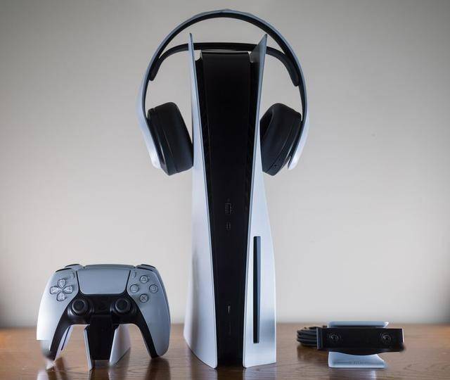ps5首个奖杯获取瞬间视频公开 外媒发布多张主机体积对比图