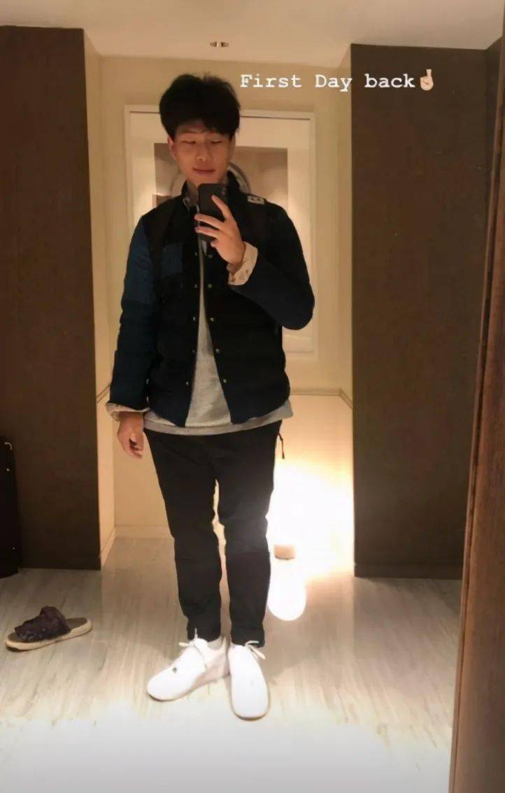 陈坤儿子晒照大变样,健身房撸铁变壮硕肌肉男,18岁模样好成熟
