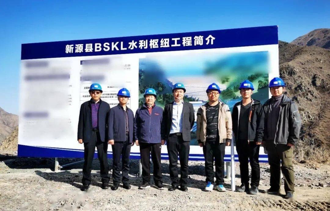 李总在新源县副县长赵雄伟陪同下视察新源县bskl水库枢纽项目施工