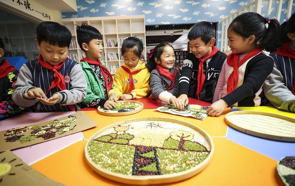 小学生制作丰收节手工作品.(来源:视觉中国)