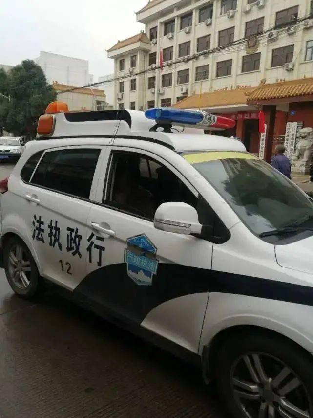 河南汝州市城管执法车无牌上路执法 商户:还随意停车