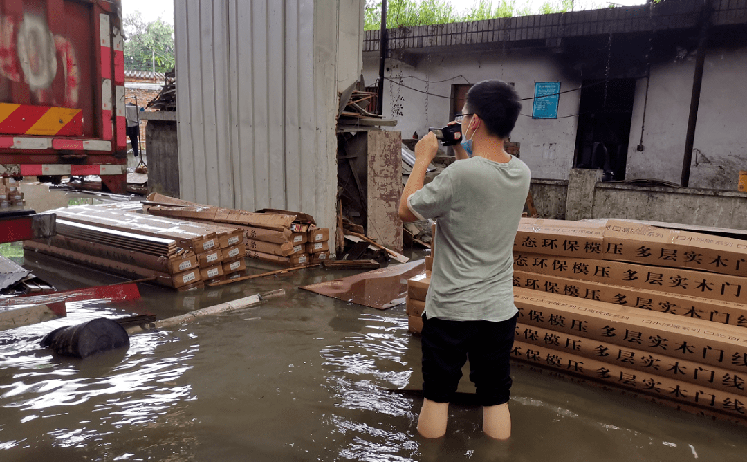 突降暴雨家具厂被淹受损严重一个电话公证人冒雨固定证据