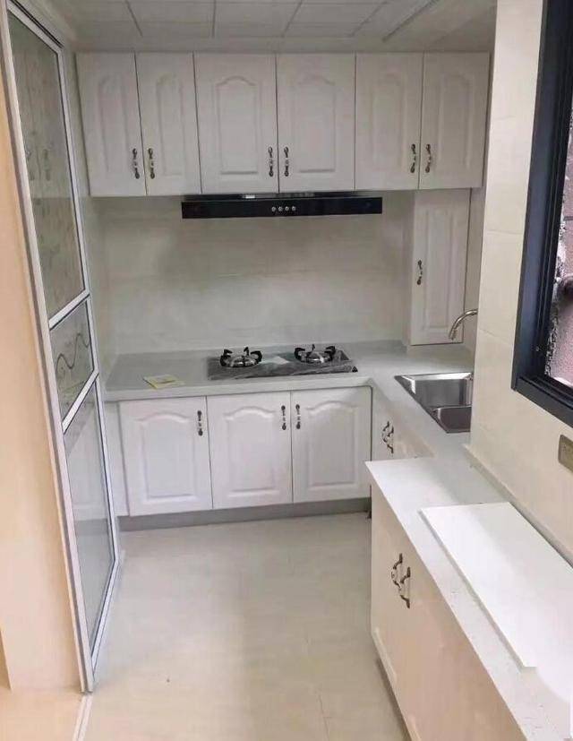 厨房的柜子是定制的,抽油烟机的管子包进橱柜让整个厨房看起来整洁了