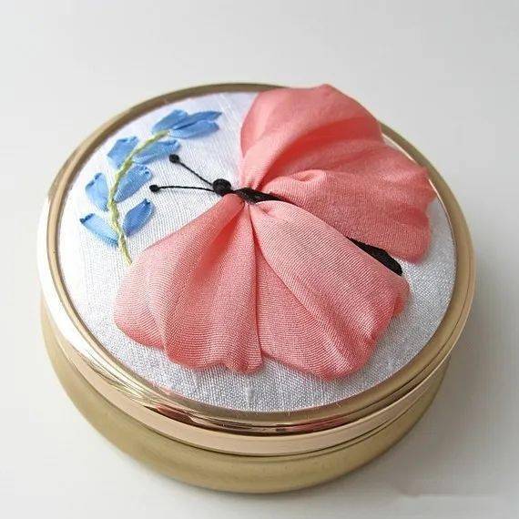 教程|丝带绣 | 奥斯汀玫瑰的绣法教程！（附:13种丝带、7种入门针法详细教程）