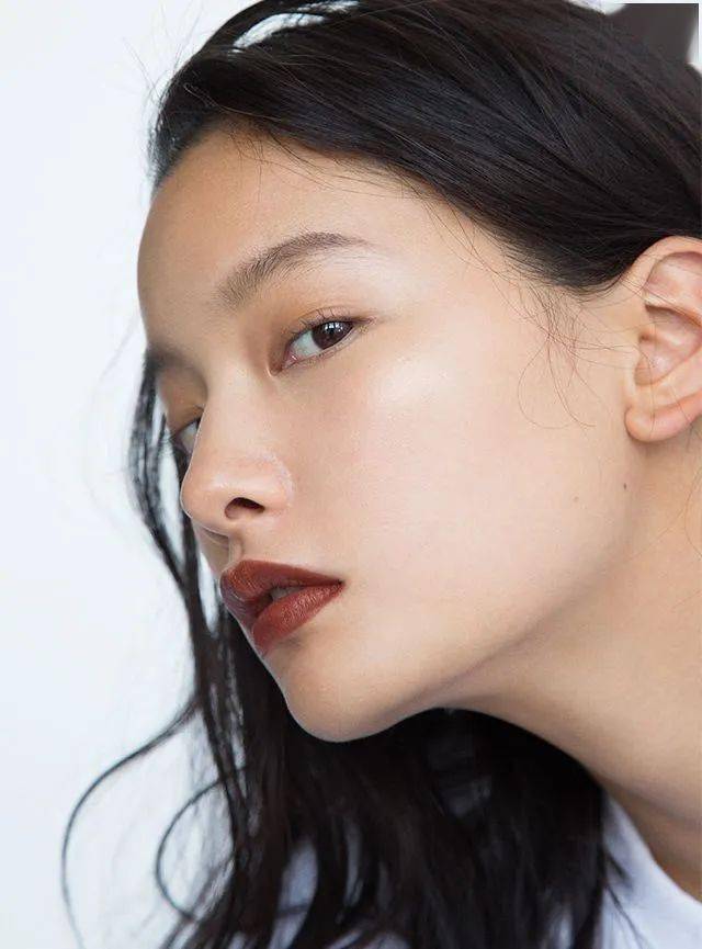 涂谁|足以让你时髦整个秋冬的棕色唇，谁涂谁好看