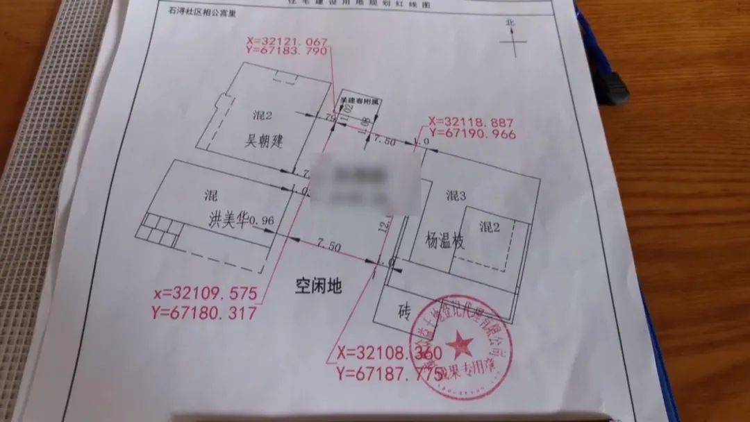 荒草都比人还高了房子还没建起材料交了一年多准建证还办不下来背后