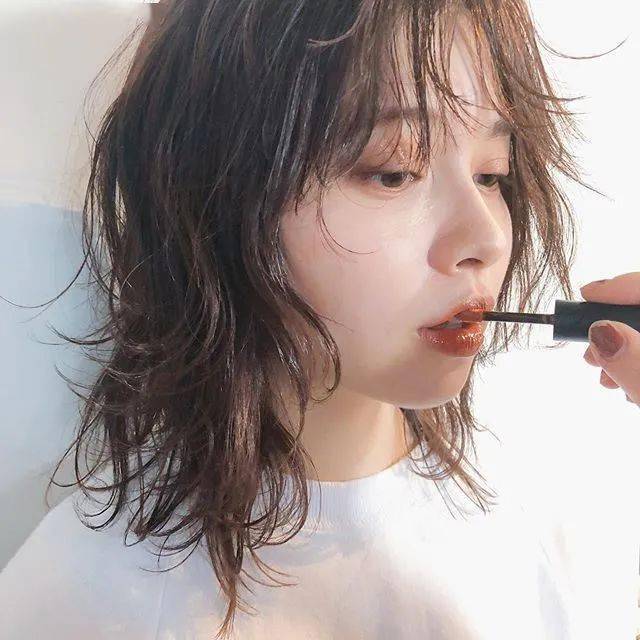 涂谁|足以让你时髦整个秋冬的棕色唇，谁涂谁好看